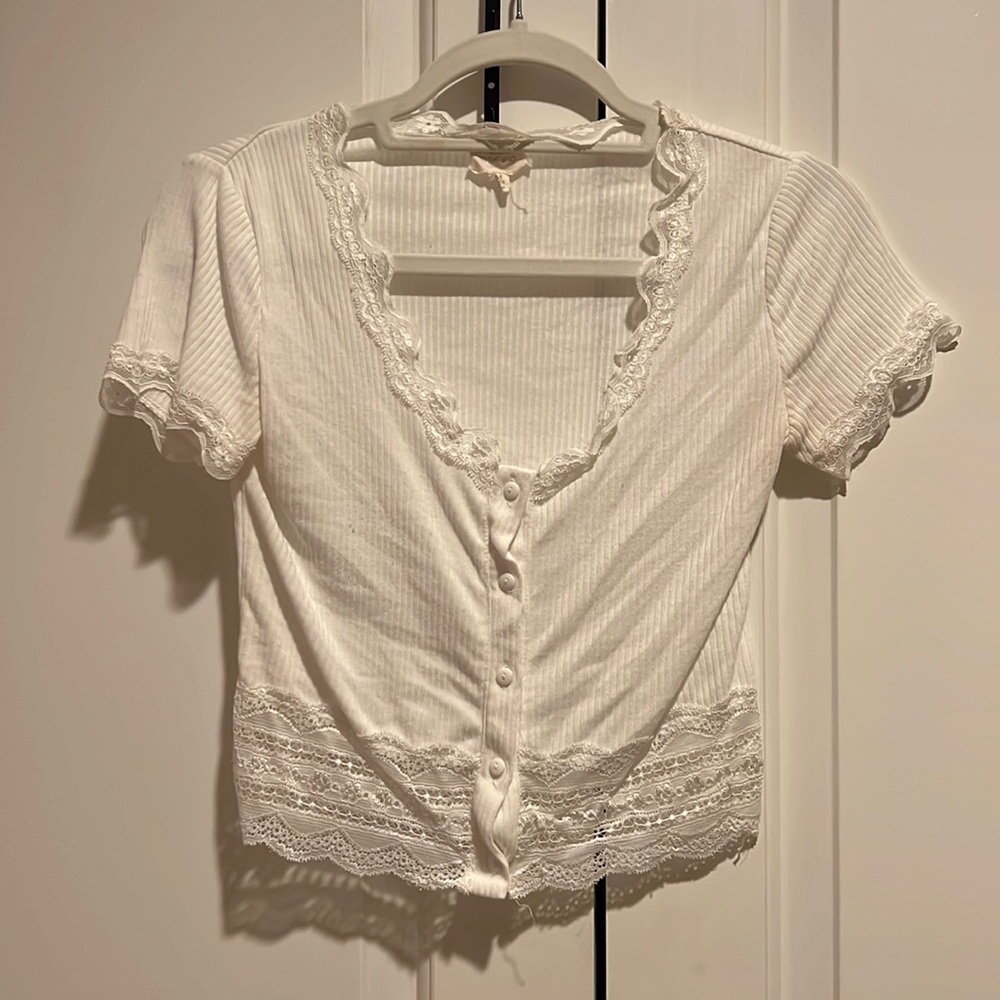 CAUTION TO THE WIND Size M White Lace Button Crop Top